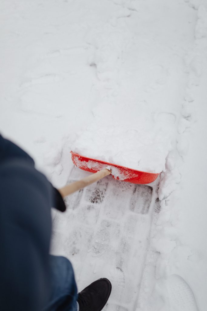 hausmeisterservice-winterdienst Hausmeisterservice und Winterdienst: geräumter Gehweg vor einem Gebäude